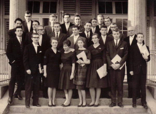 ABI 1961 mit Heinz Zech als Klassenlehrer (letzte Reihe Mitte) und Dr. Hans Werner, Schulleiter (rechts unten) ABI 1961 mit Heinz Zech als Klassenlehrer (letzte Reihe Mitte) und Dr. Hans Werner, Schulleiter (rechts unten)
